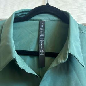 Men’s XL Lululemon New Venture classic fit shirt.